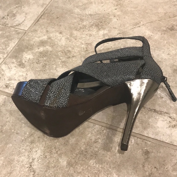 BCBG MAX AZRIA platform heels - Picture 3 of 4